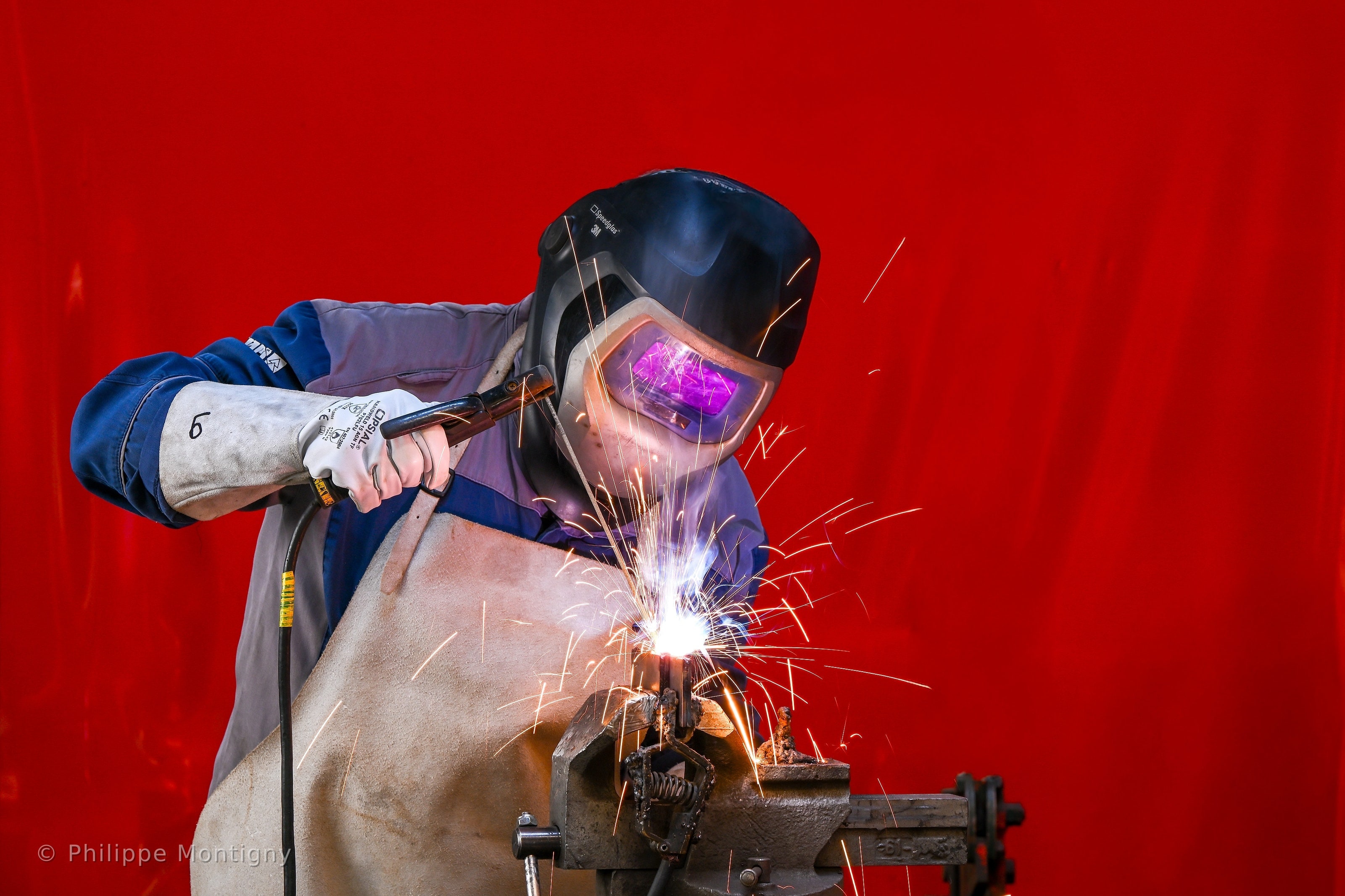 Soudeur en action dans un atelier de maintenance